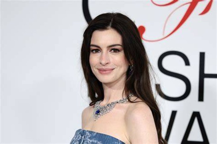 Anne Hathaway Sings HipHop on 'Tonight Show' Watch Now! Photo