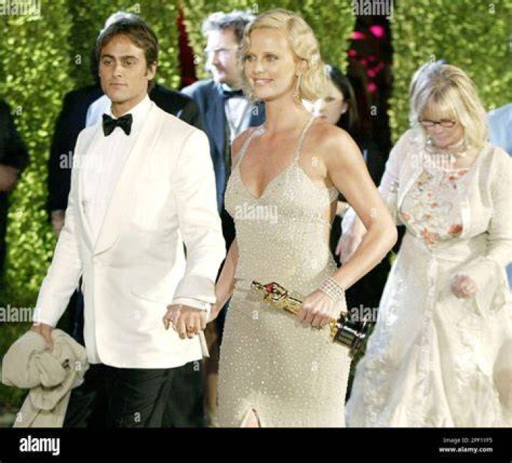 CHARLIZE THERON 2000 VANITY FAIR OSCAR PARTY LOS ANGELES USA 26 March