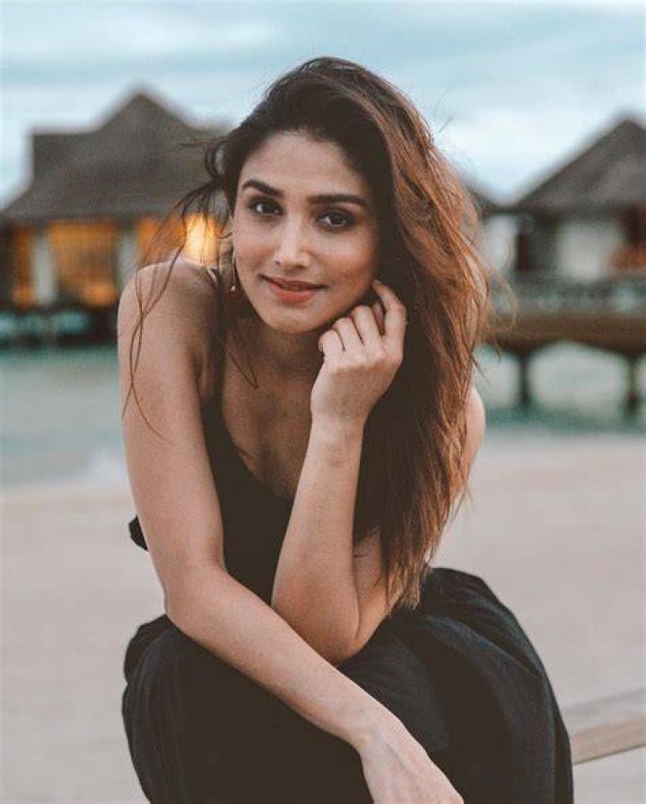 Donal Bisht Instagram A look in a saree is enough to slay💗