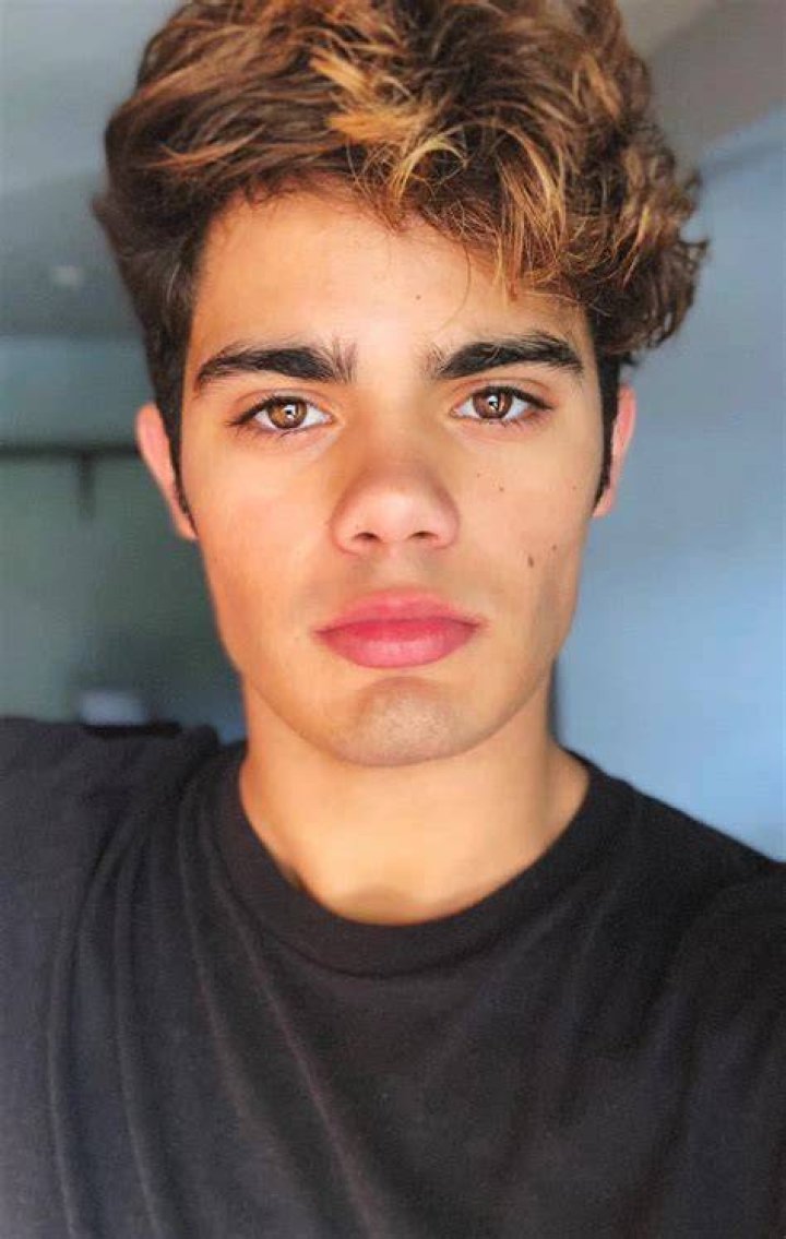 Emery Kelly Biography, Height & Life Story Super Stars Bio