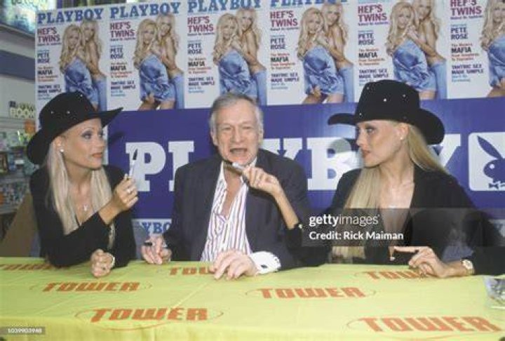 Hugh Hefner, Sandy And Mandy Bentley Twins12 Famous Hugh Hefner