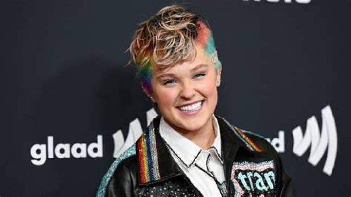 JoJo Siwa Proudly Declares "I'm Gay" in Sweet Siwas Dance Pop