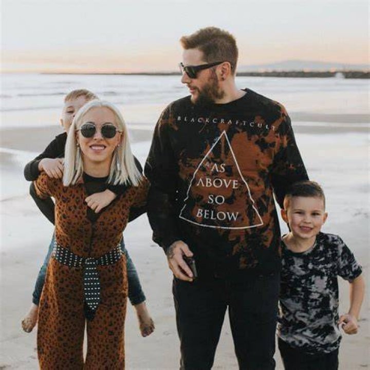 M.shadows And Valary Sanders Shadows, is an american singer and songwriter. Quantovaicustar