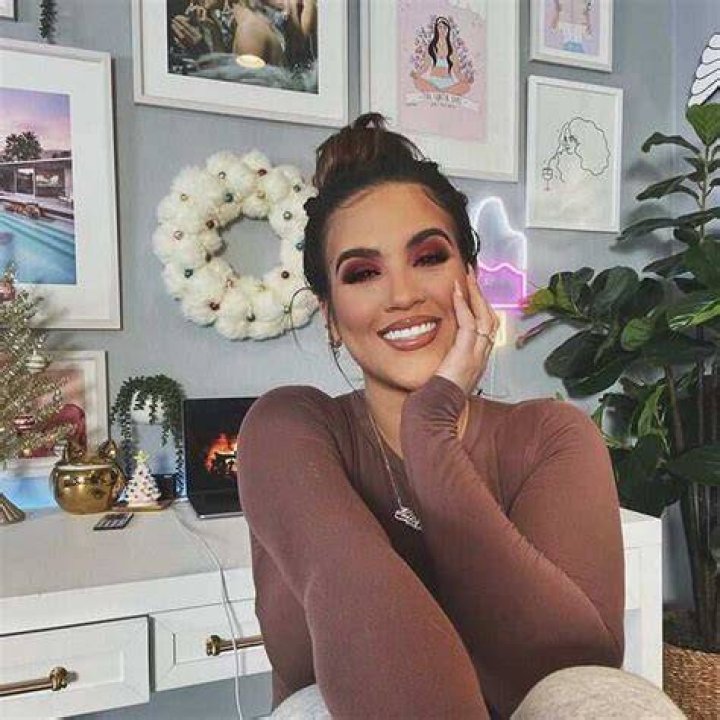 Nicole Guerriero Age, Birthday, Height, Net Worth, Family, Salary