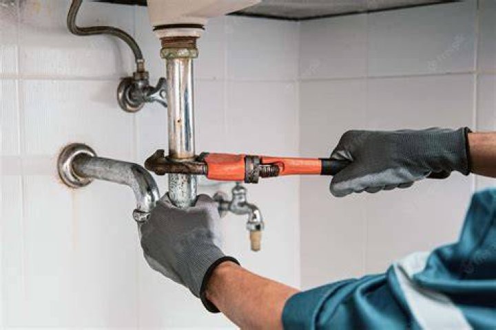 plumbing Plumber's Putty on outside of tub drain is cracking Replace